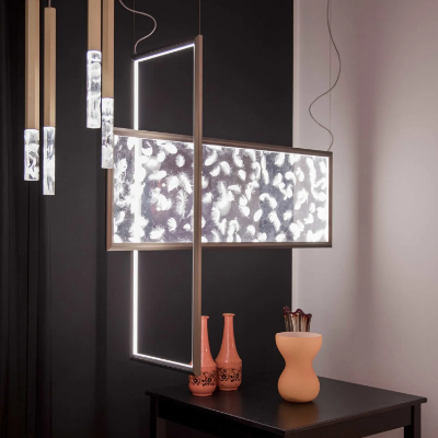 shine-vertical-plumage-olev-567793-rel57757108.jpg