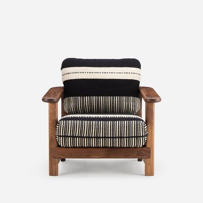 690SZ-Twenty-Five-Lounge-Armchair-with-Manta-Lido-by-De-La-Espada-Atelier_Danish-oiled-walnut-and-Lido-Preto-_-Cru_Front