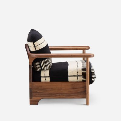 690SZ-Twenty-Five-Lounge-Armchair-with-Manta-Lido-by-De-La-Espada-Atelier_Danish-oiled-walnut-and-Lido-Preto-_-Cru_Side_