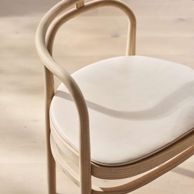 fritz_hansen_2h_2023_u1_pk15_detail1_cushion.jpg