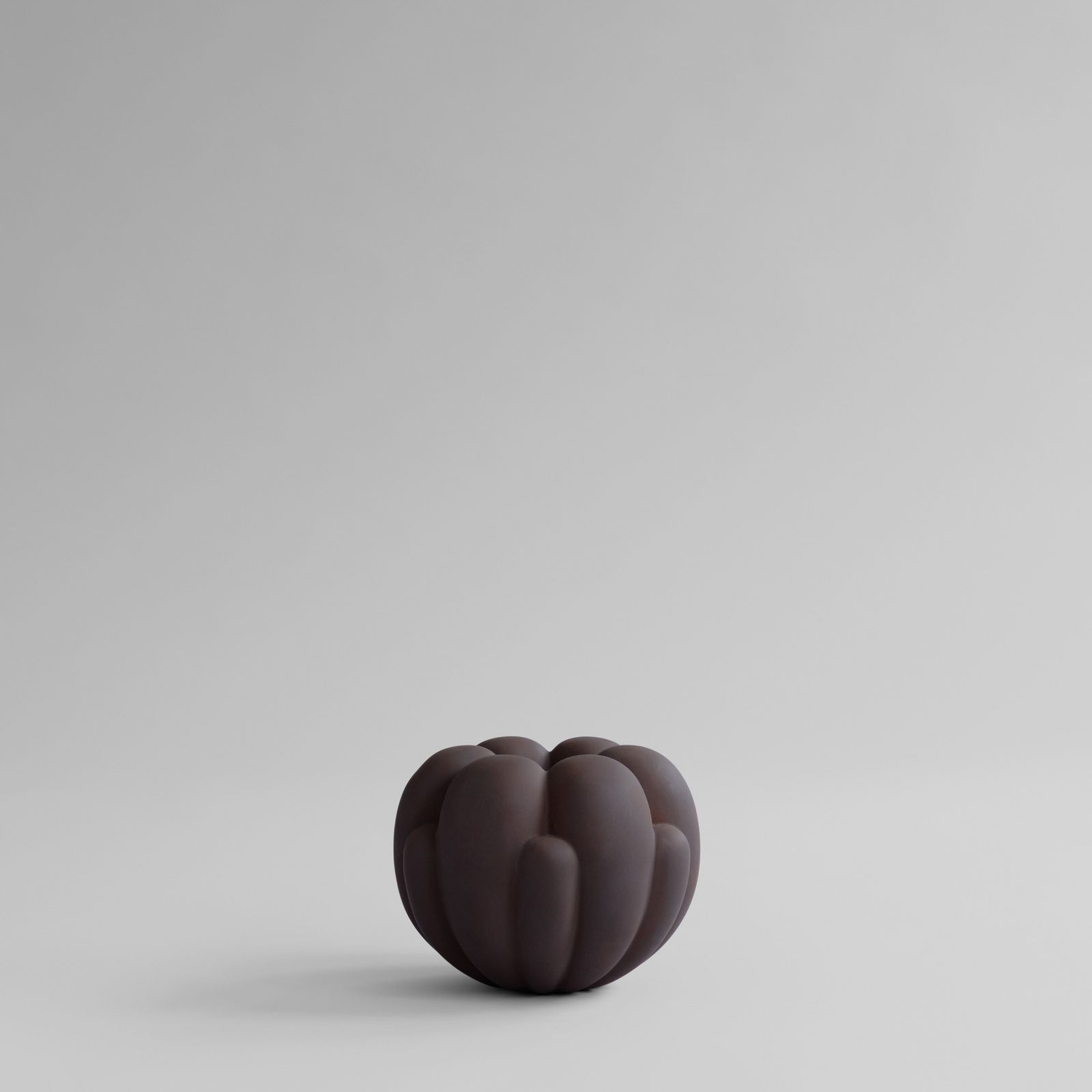 Bloom Vase, Petit - Chocolate Brown by 101 copenhagen