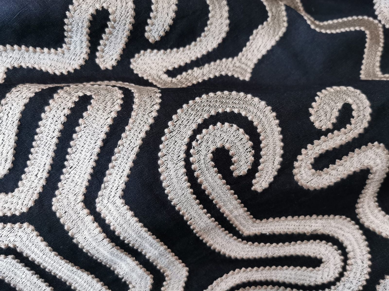 Lin brodé Byzance noir by Bérengère Leroy