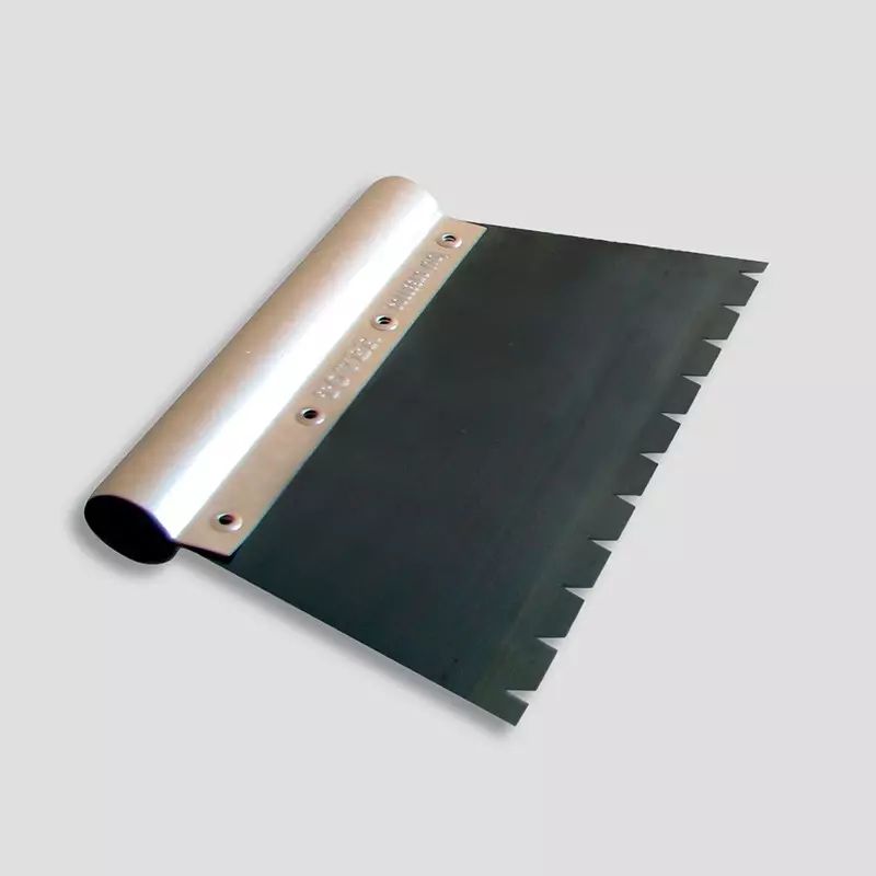 Spatule crantée pour collage en plein | CarréSol Éditions by CarréSol Éditions