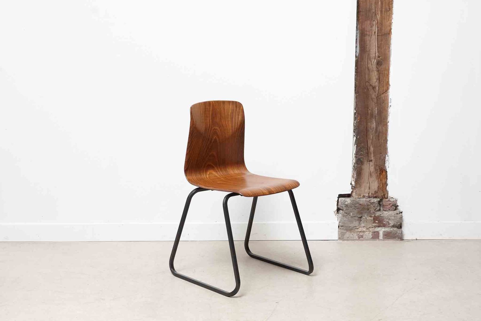 Chaise vintage Galvanitas S23 chêne et anthracite by Cartel de Belleville