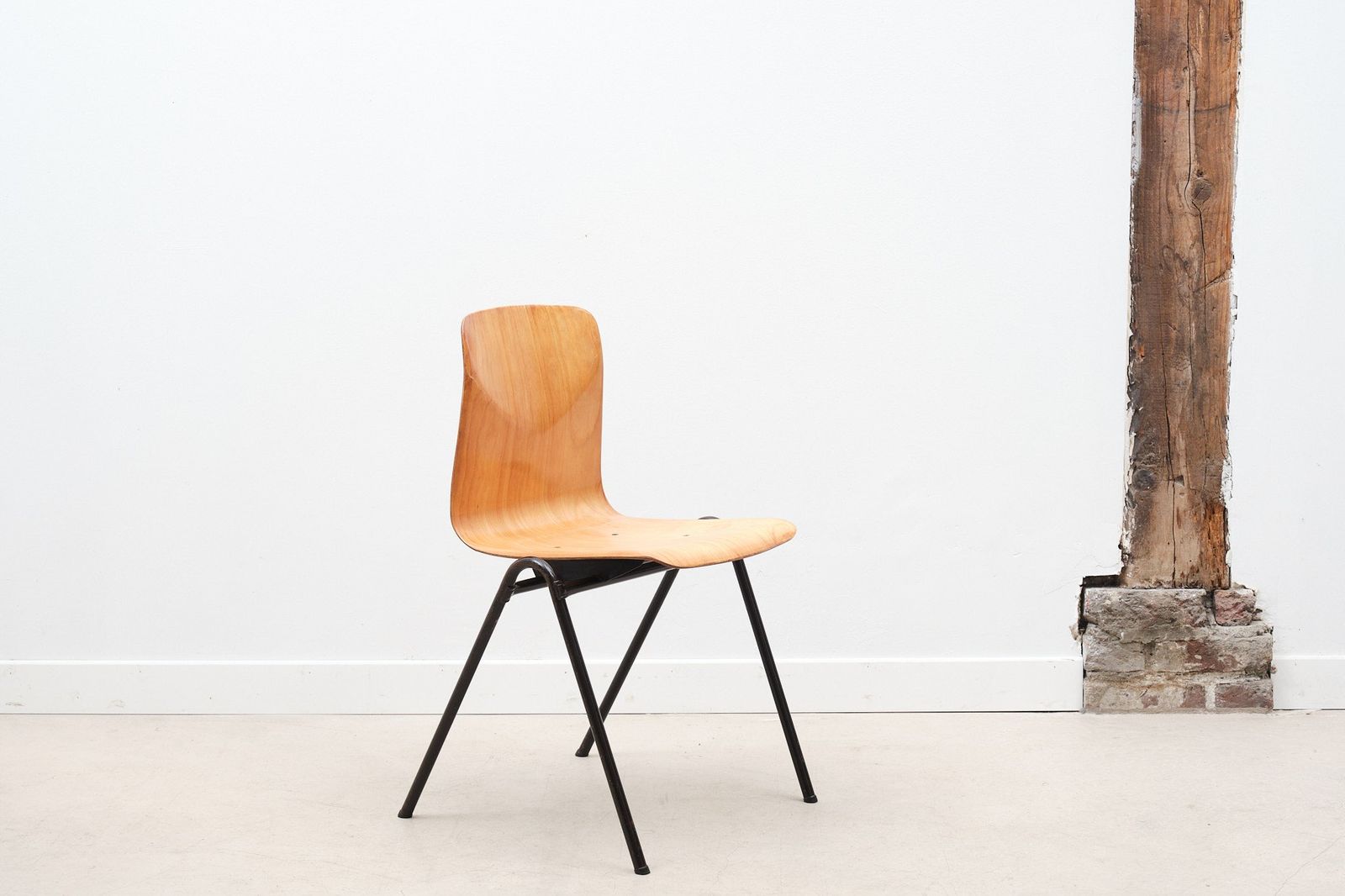 Chaise vintage Galvanitas S25 hêtre et marron by Cartel de Belleville