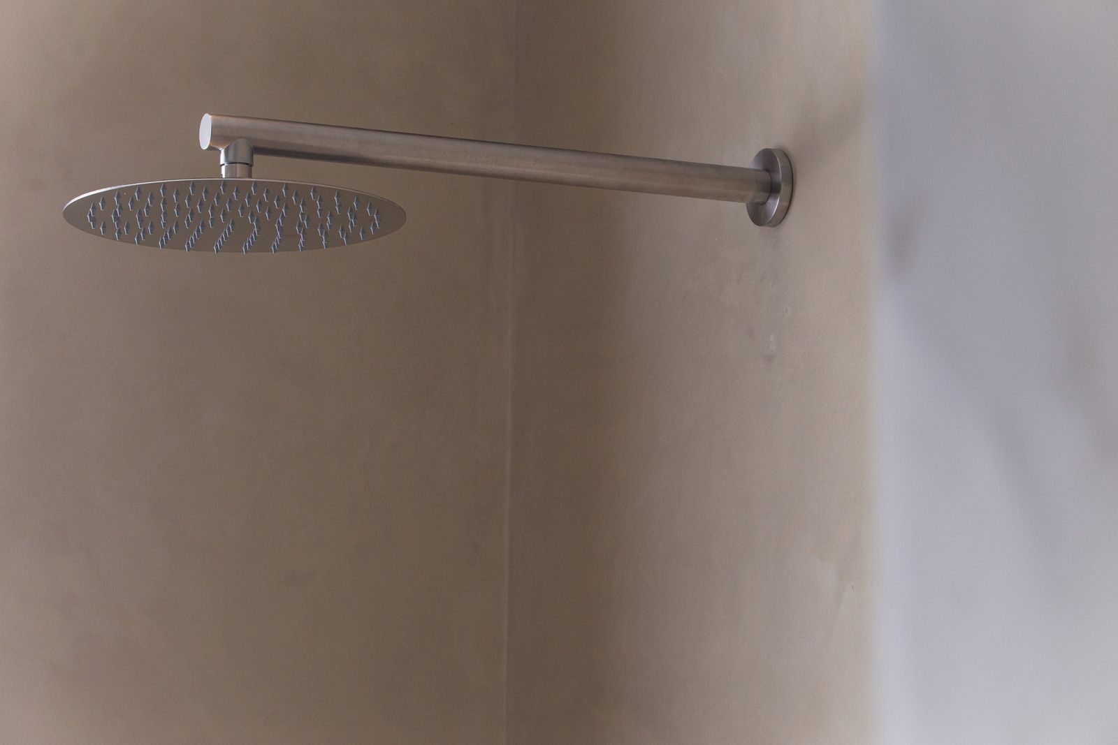 MONO 25 - Rain shower head with ceiling fixing by COCOON