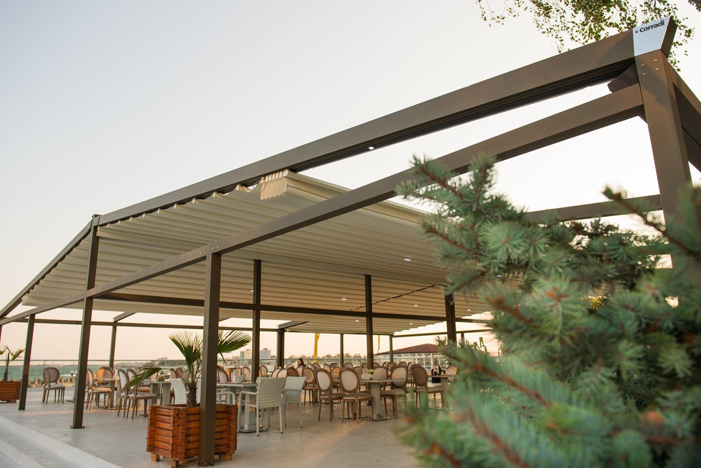 Der Outdoor-Bereich von Klasse des Hotel Turquoise Venus Resort mit der Pergotenda® B-Space | Wir verleihen Ihrem Outdoor-Bereich Wertigkeit Corradi by Corradi