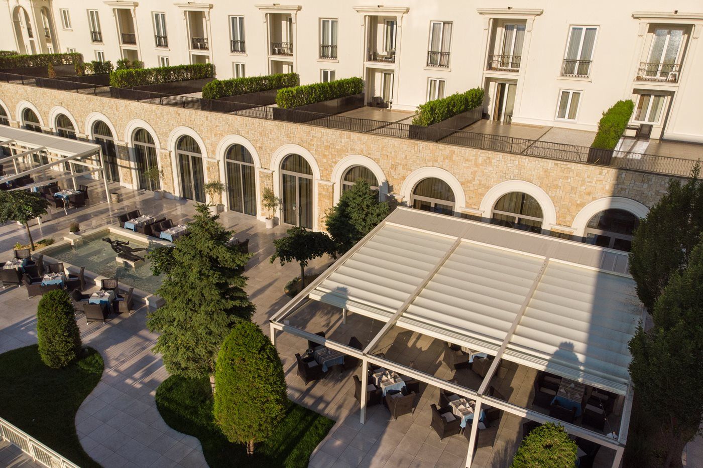 Pergotenda® B-Space: l’ospitalità en plein air dell’Hotel IAKI | Diamo valore al vostro spazio esterno Corradi by Corradi