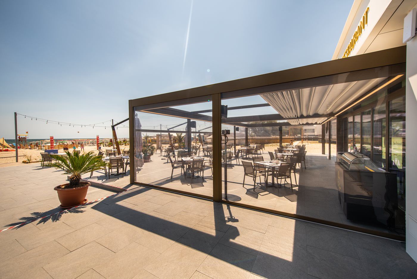 Un ambiente lounge esclusivo con Pergotenda® Maestro a  Mamaia Mare (Romania) | Diamo valore al vostro spazio esterno Corradi by Corradi