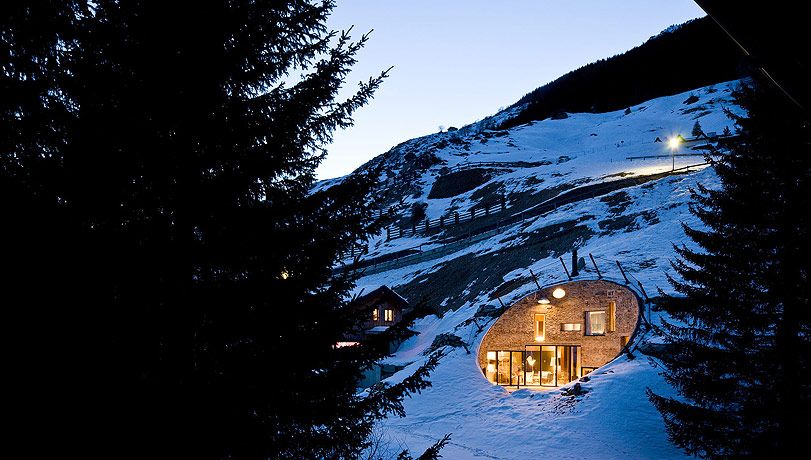 HABIMAT - Costruire in simbiosi con la natura. Ecco Villa Vals, a 8 metri sotto terra by HABIMAT