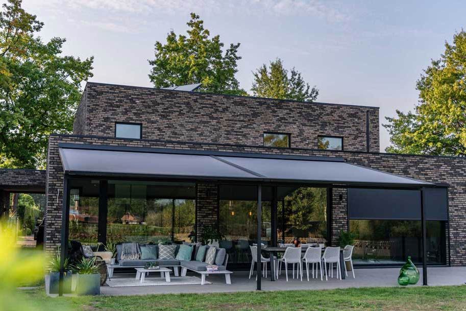 Terrasoverkappingen met oproldoek | Harol  by Harol