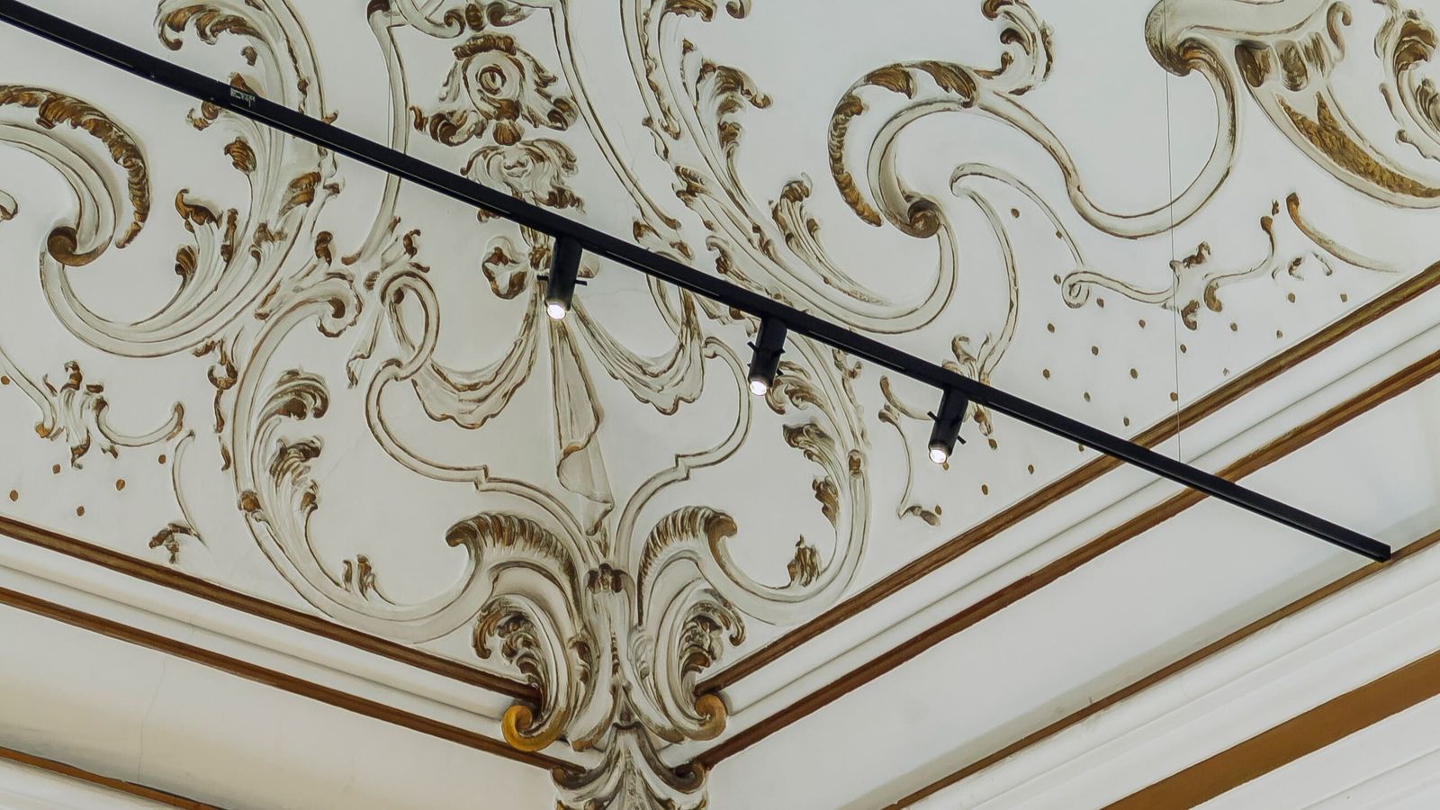 Low voltage track system by iGuzzini