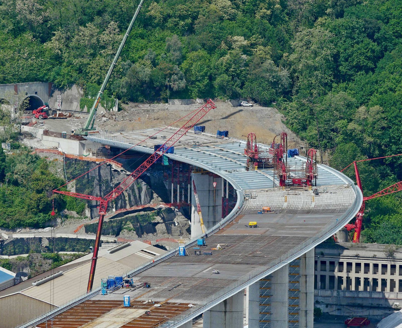 I tecnici Calcestruzzi per realizzare la soletta del Ponte di Genova by Italcementi