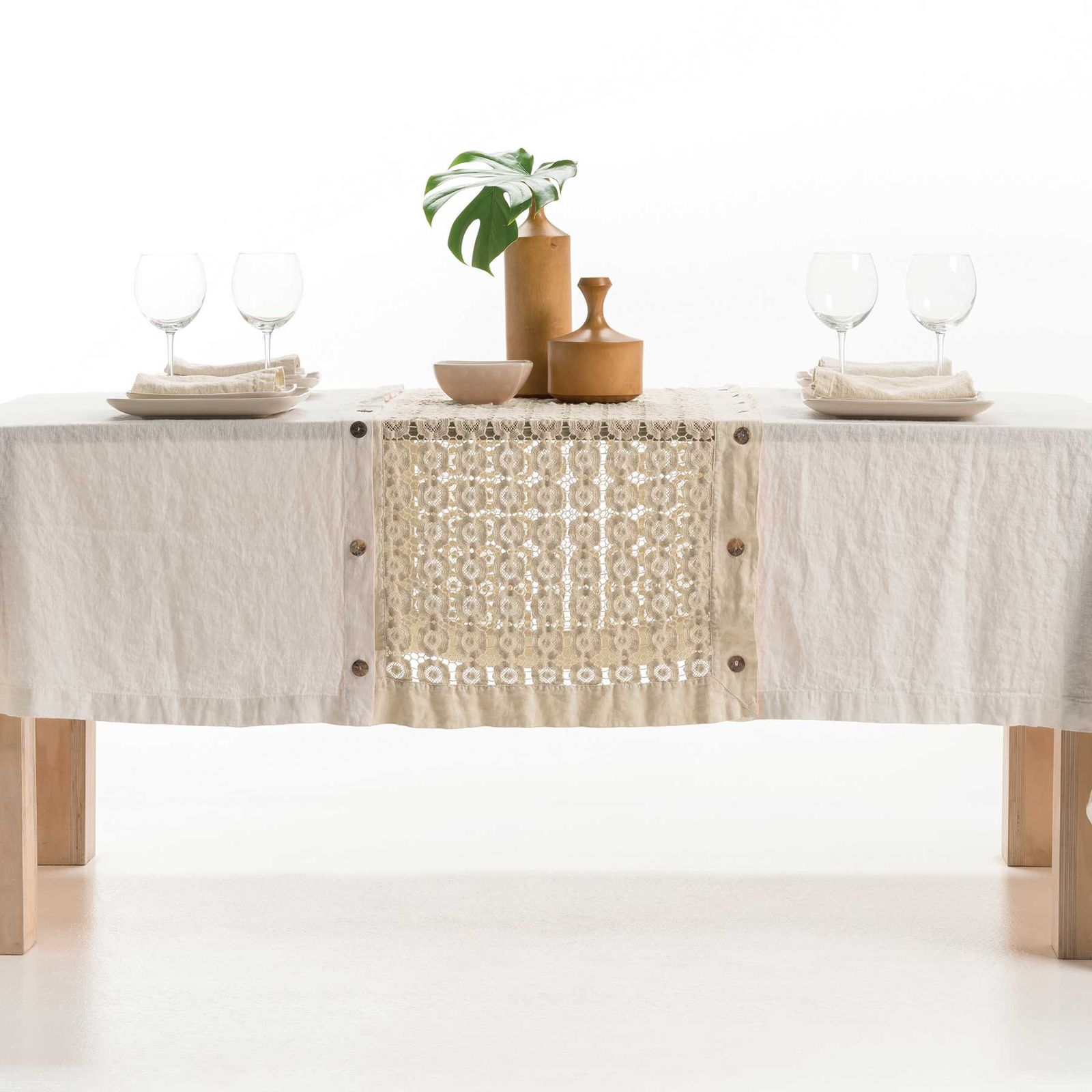 Modular table runner with daisy-shaped buttons * while stocks last by LA FABBRICA DEL LINO