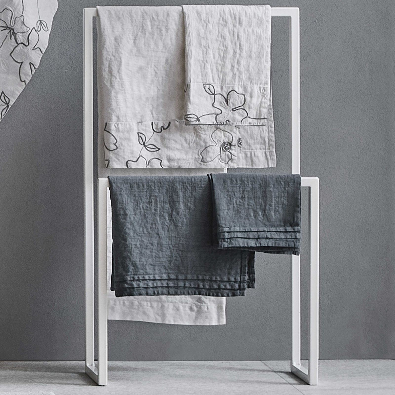 Narciso linen face and guest towel set by LA FABBRICA DEL LINO