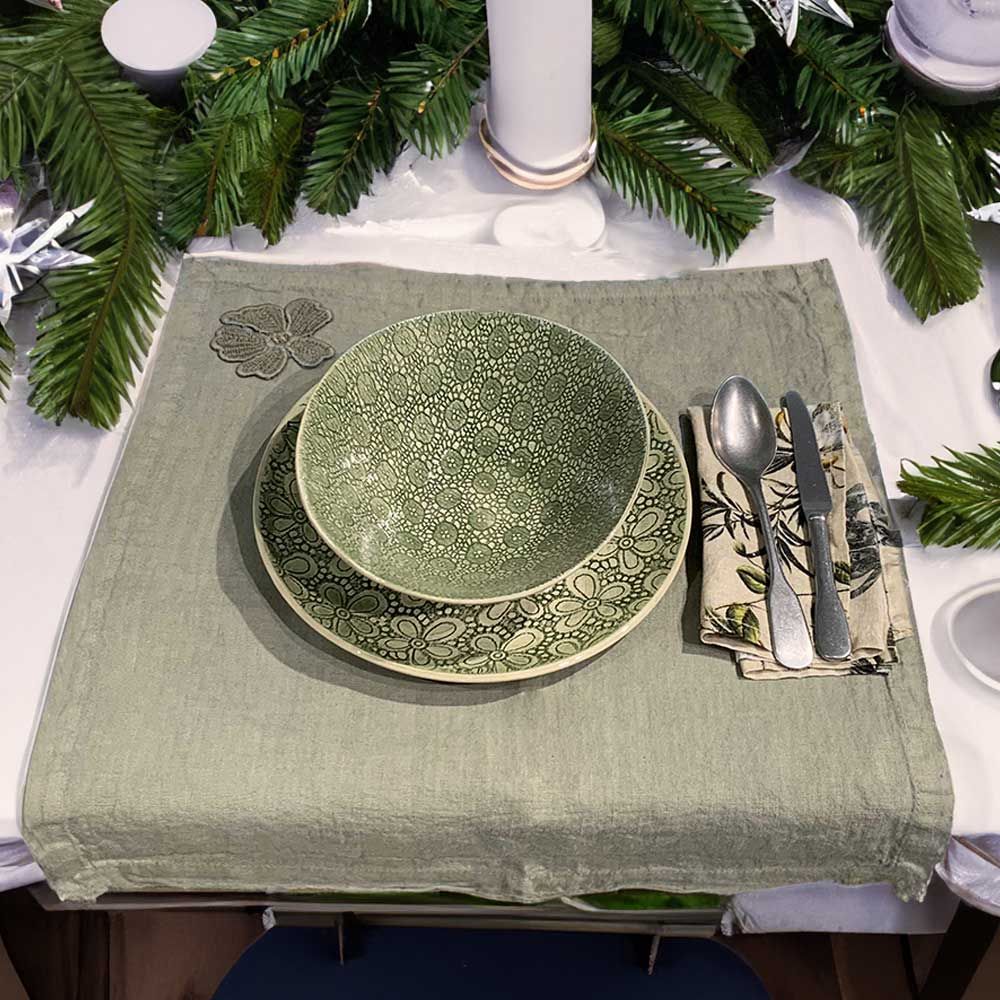 Pack of 4 napkins and/or placemats with petal embroidery *while supplies last by LA FABBRICA DEL LINO