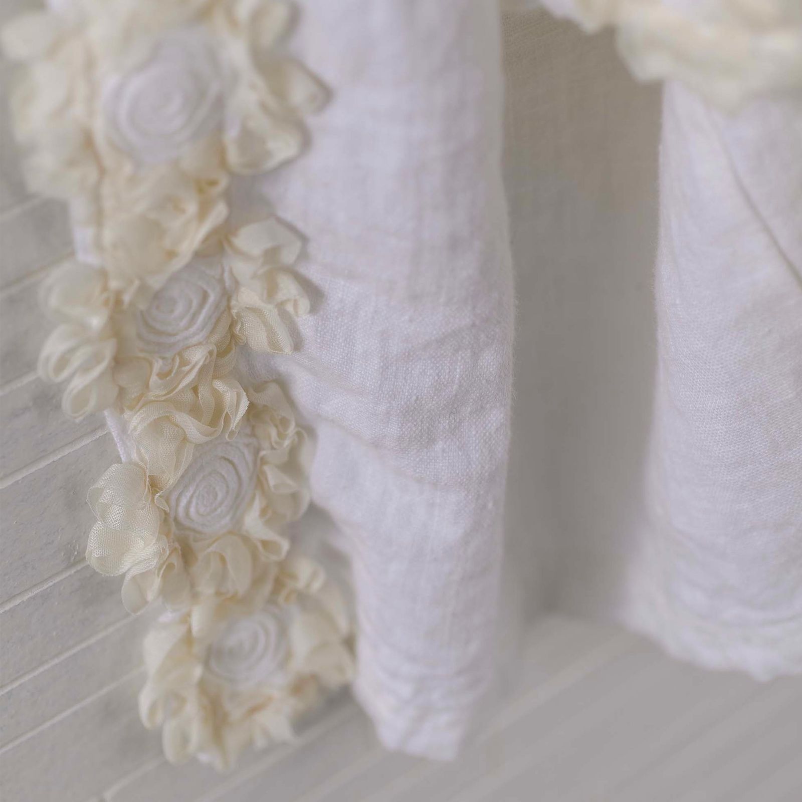 Peony embroidered linen towel set by LA FABBRICA DEL LINO