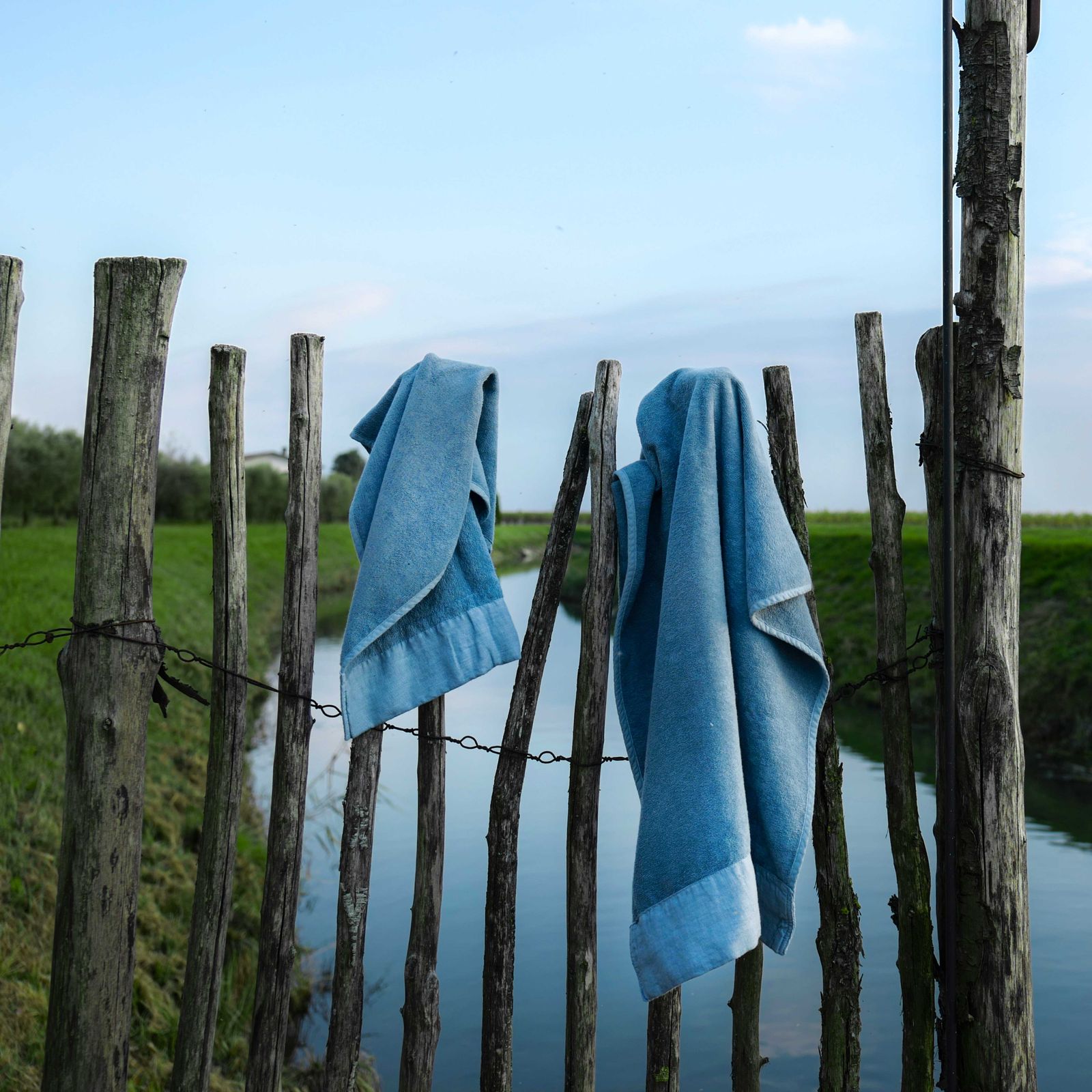 Terry bath towel set with linen edges by LA FABBRICA DEL LINO