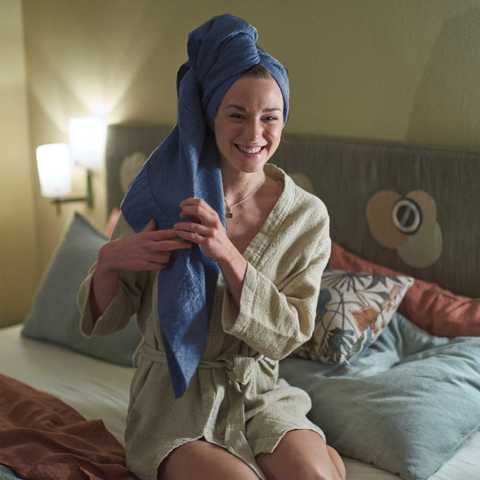Terry shower towel with linen edges * while stocks last by LA FABBRICA DEL LINO