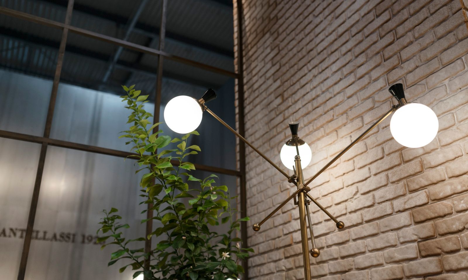 Igloo floor lamp by Mantellassi 1926