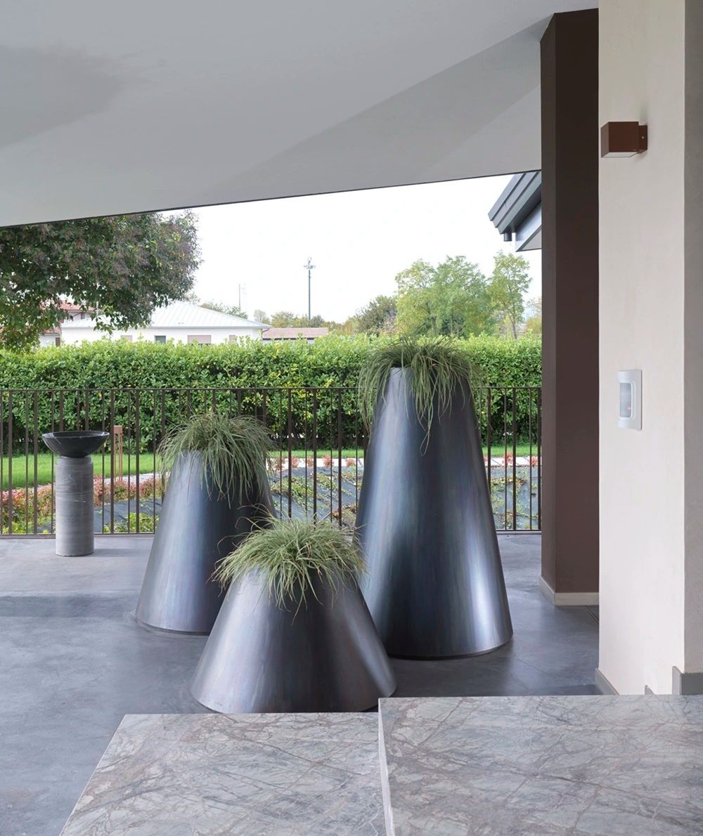 Aira outdoor planter by Profilo9
