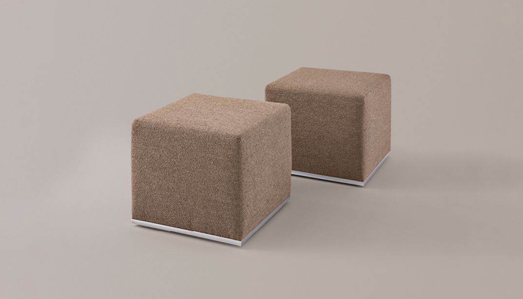 Pouf Puffo con rotelle in pelle o tessuto e base in acciaio by Rivolta
