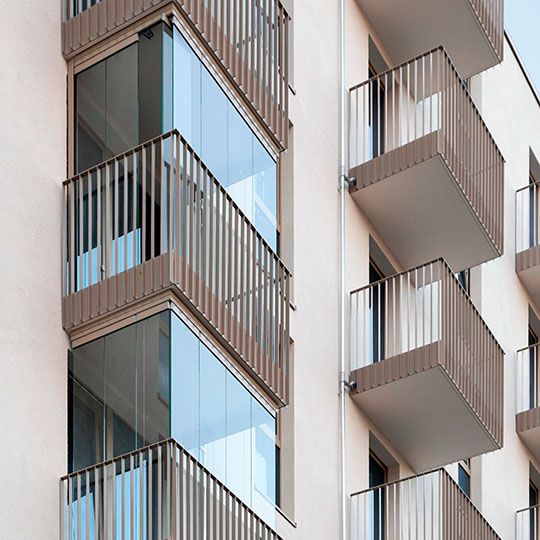 Modern balcony and facade design by Solarlux