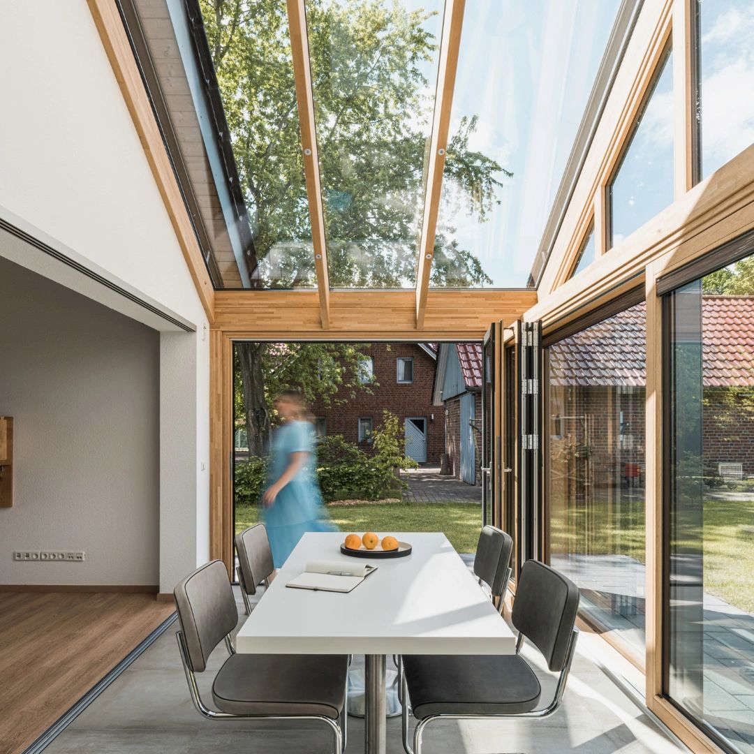 Tilbygning i træ by Solarlux