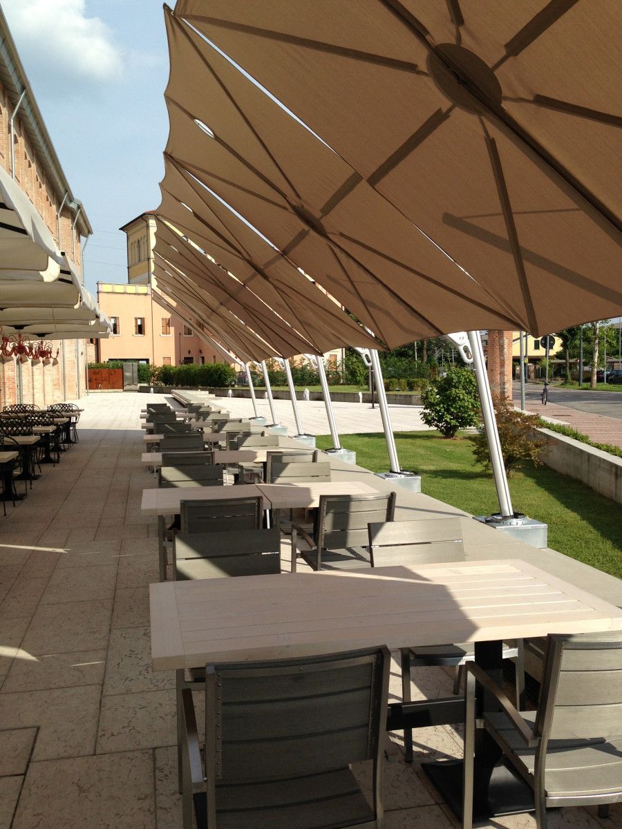 Spectra umbrella's at the Birreria Spiller, Padova by Umbrosa