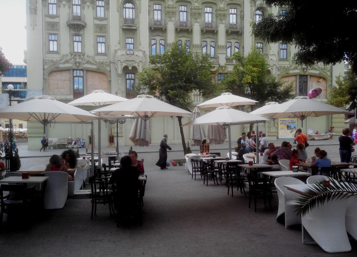 White paraflex at Utoch Kino restaurant by Umbrosa