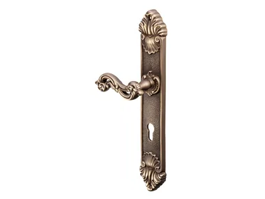 NINFA - Brass door handle on back plate by Dnd