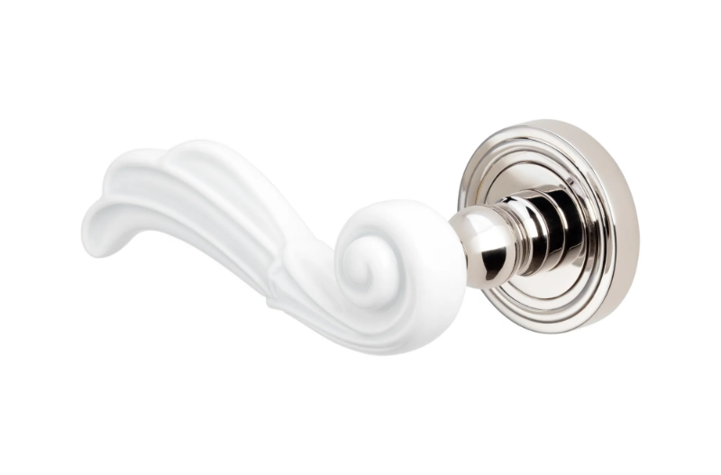 ONDA PORCELLANA - Brass and porcelain door handle on rose by Dnd