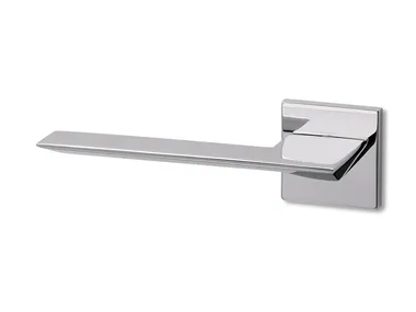 CEDRO SQ R6 - Brass door handle on rose by Ento