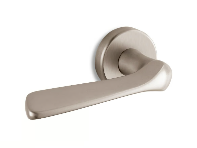 DAFNE - Brass door handle on rose by Ento