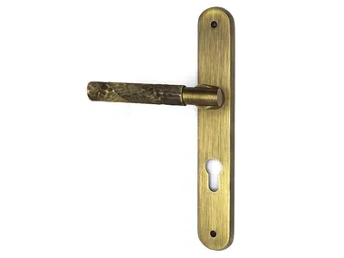 AKTUELL-PLACCA - Brass door handle on back plate by Fama International
