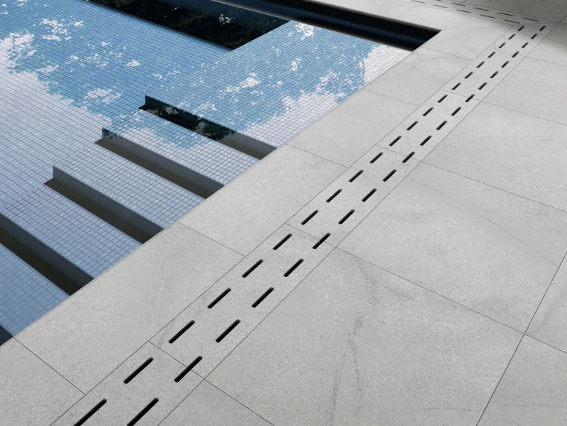 TWENTY - BLAST ASH - Floating porcelain stoneware outdoor floor tiles with stone effect by FMG