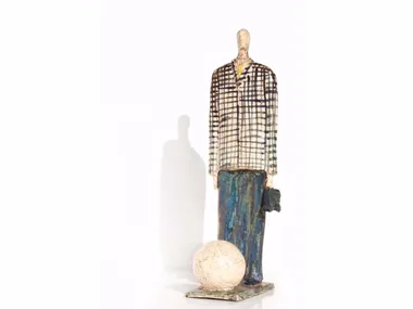 VIAGGIATORE CON PALLA - Ceramic sculpture by formitalia luxury group