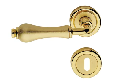 ALDAR - Classic style brass door handle on rose with lock by LINEA CALI'