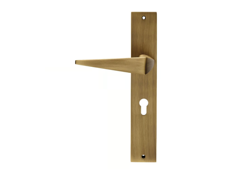 KOMFORT - Contemporary style brass door handle on back plate by LINEA CALI'