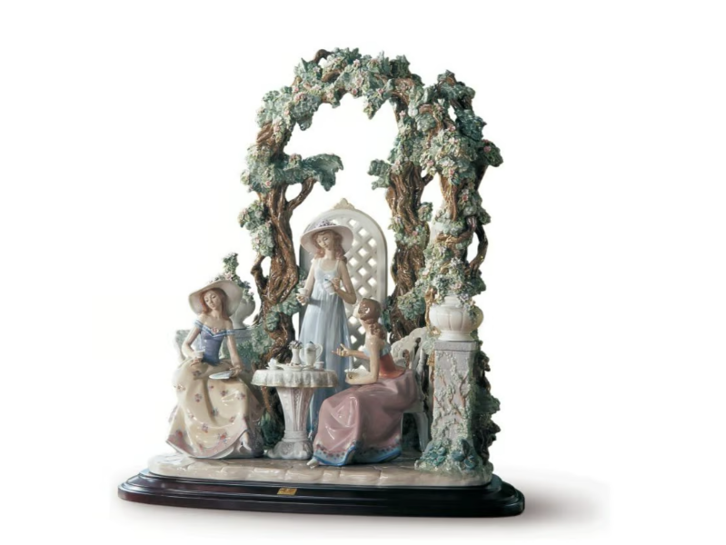 TEA IN THE GARDEN WOMEN - Porcelain decorative object by Lladró