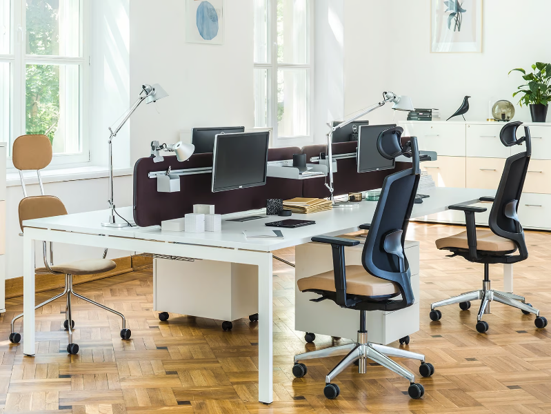 OGI_U - Multiple office desk with sound absorbing screens by Mdd