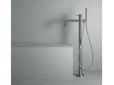 SOURCE 12 62 - Floor standing bathtub mixer by Quadrodesign
