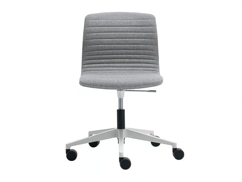 UNION GUEST - Swivel office chair with castors by VAGHI