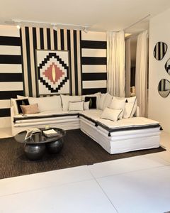 Canapé Mille Et Une Nuit d’angle “Eté Hiver” en lin lavé Capri blanc & velours Tsar blanc - Sofa by Bérengère Leroy