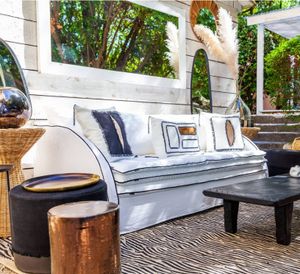 Canapé Mille Et Une Nuit N°4 150 cm collection « couture » Retour De Saint Tropez en lin lavé blanc Capri - Sofa by Bérengère Leroy