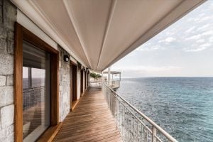 Eleganza gourmet sul mare, con Pergotenda® Palladia® | Diamo valore al vostro spazio esterno Corradi - Curtain by Corradi