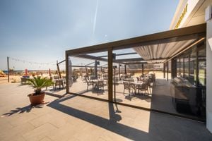 Un ambiente lounge esclusivo con Pergotenda® Maestro a  Mamaia Mare (Romania) | Diamo valore al vostro spazio esterno Corradi - Curtain by Corradi