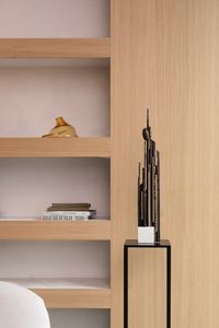 Lineair by Guy Buseyne | bronze sculpture - Styling by Gardeco Objects