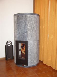 CIR2 in pietra ollare levigata e granigliata - Fireplaces & stoves by KarniaFire