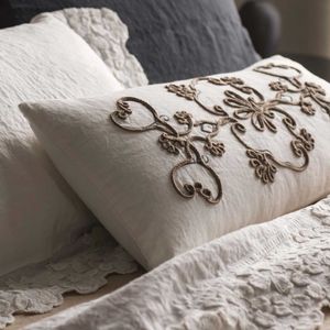 Linen pillowcase with Heraldic cornely embroidery - Styling by LA FABBRICA DEL LINO